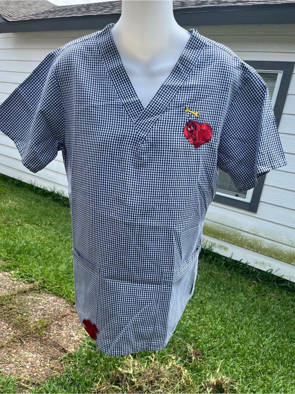 2002 Clifford the Big Red Dog Scrub Top